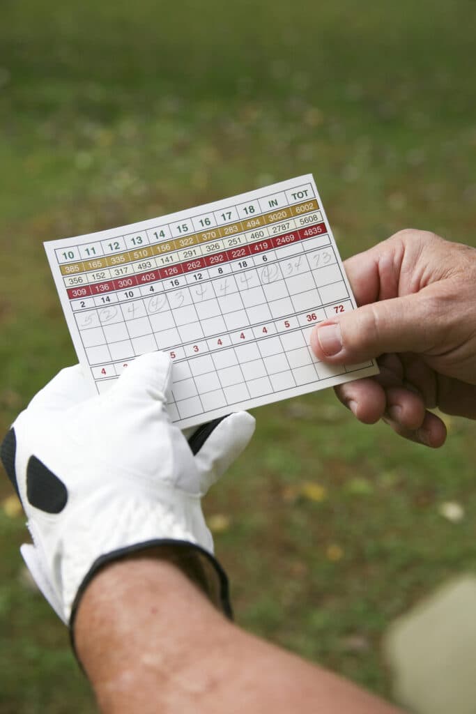 golfeur remplissage une carte de score compétition stableford