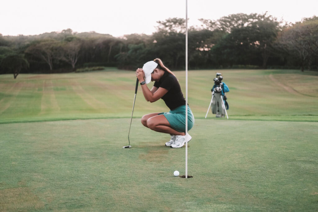 Golfeuse ratant le cut
